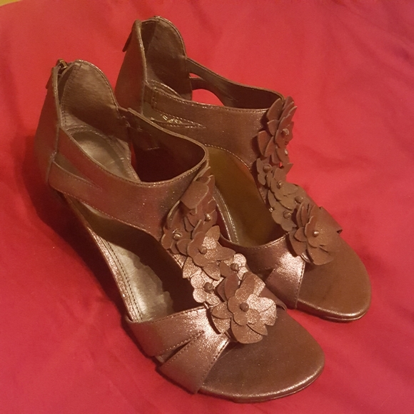 Kenneth Cole Reaction Metallic Wedge Sandals 10 - Picture 9 of 11